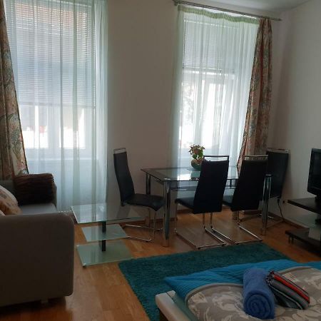 Nina Apartment Wina Bagian luar foto
