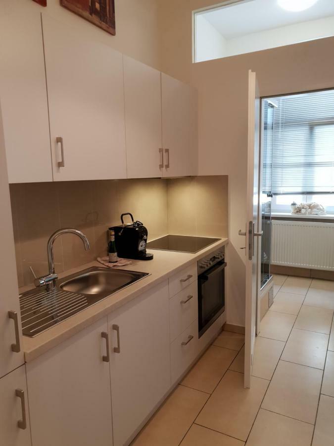 Nina Apartment Wina Bagian luar foto
