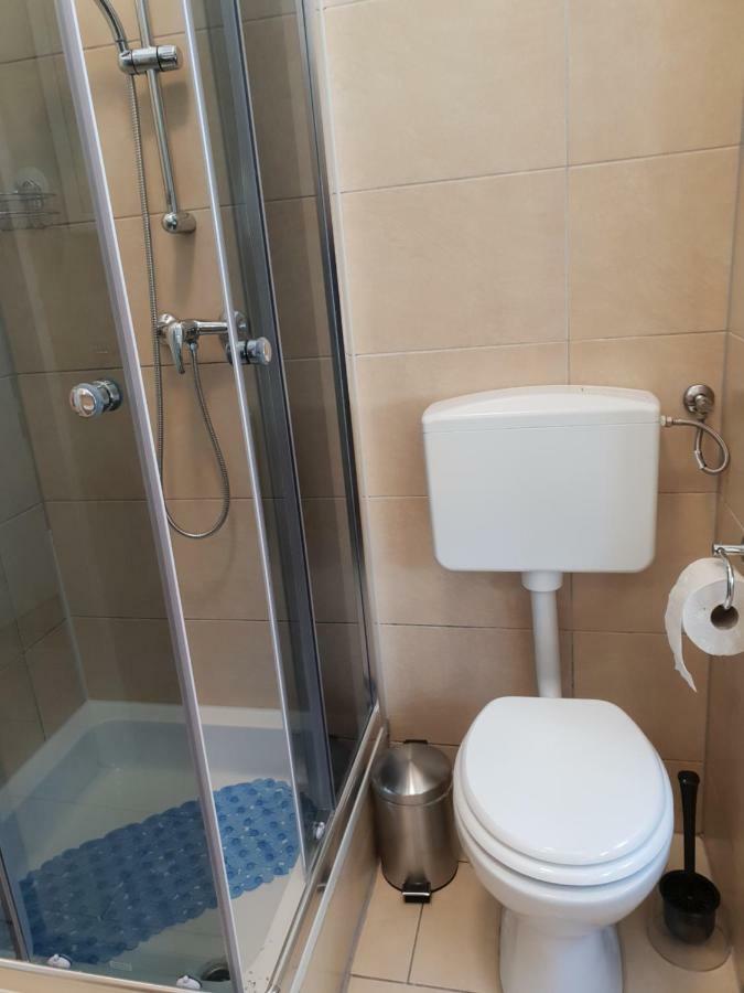Nina Apartment Wina Bagian luar foto