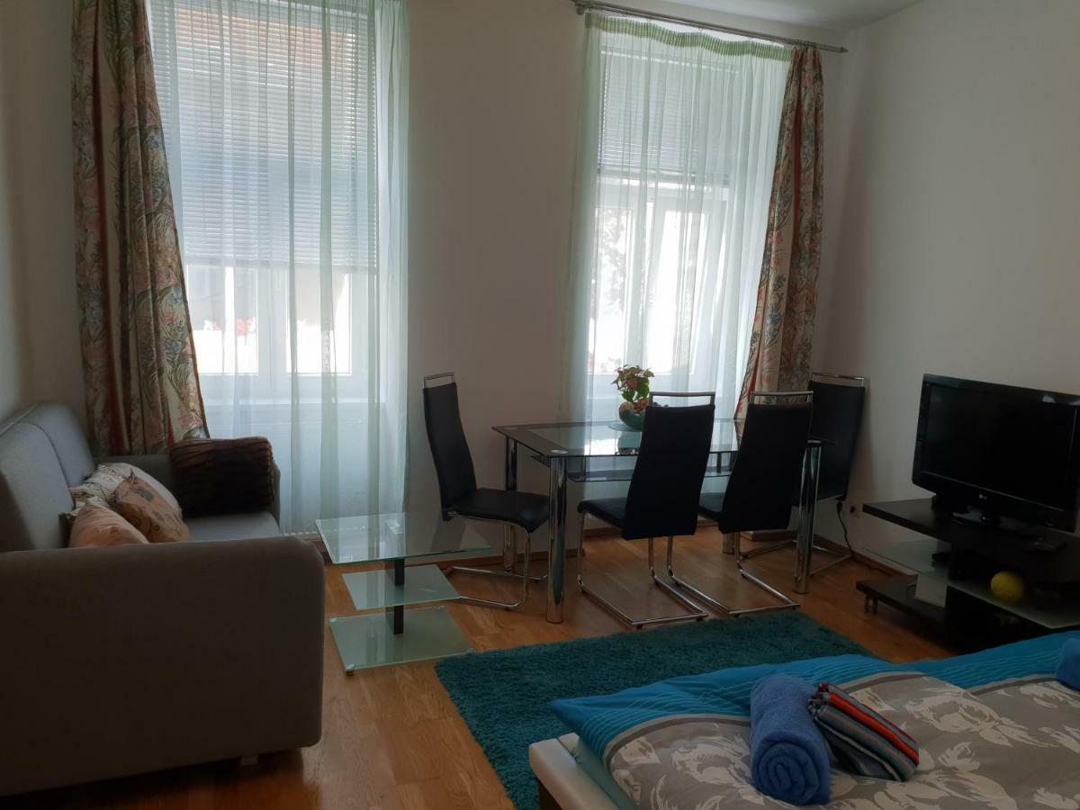 Nina Apartment Wina Bagian luar foto