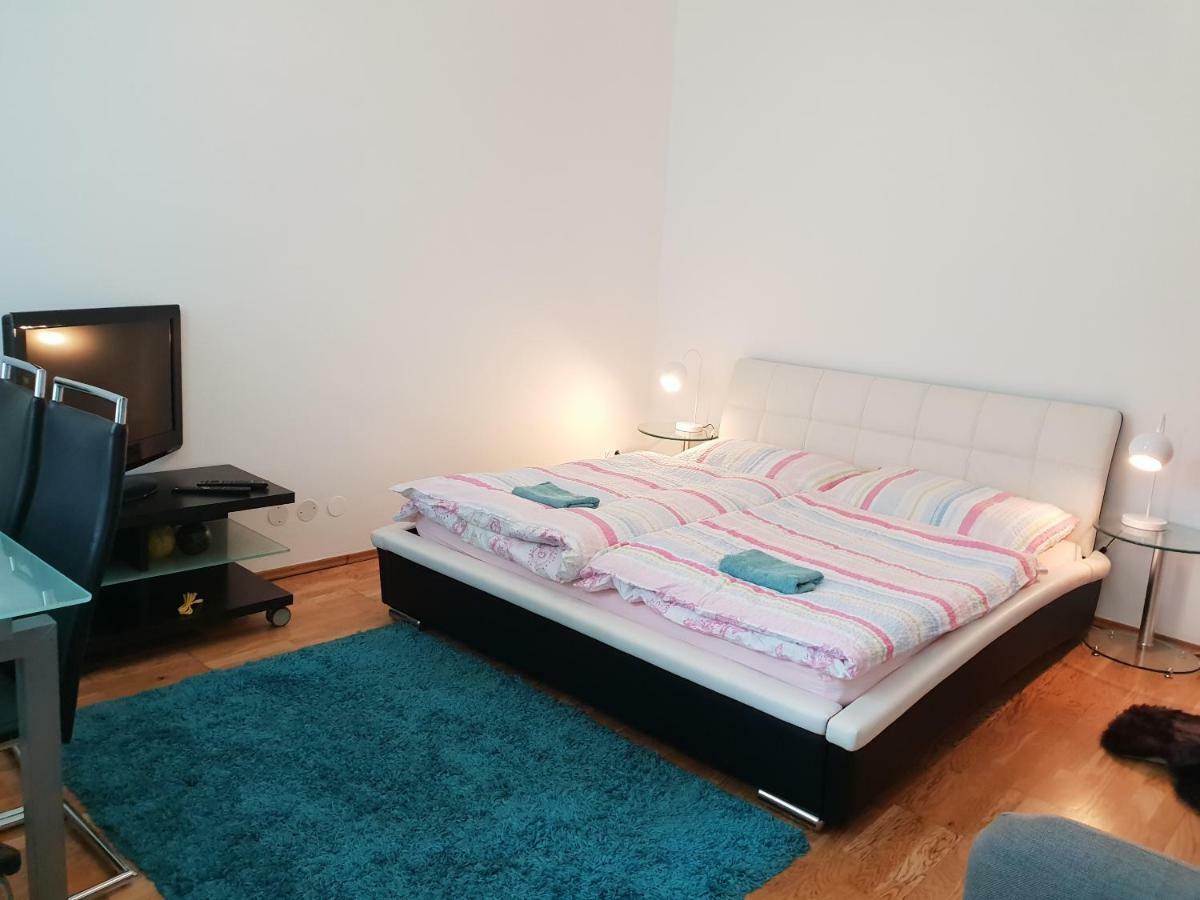 Nina Apartment Wina Bagian luar foto