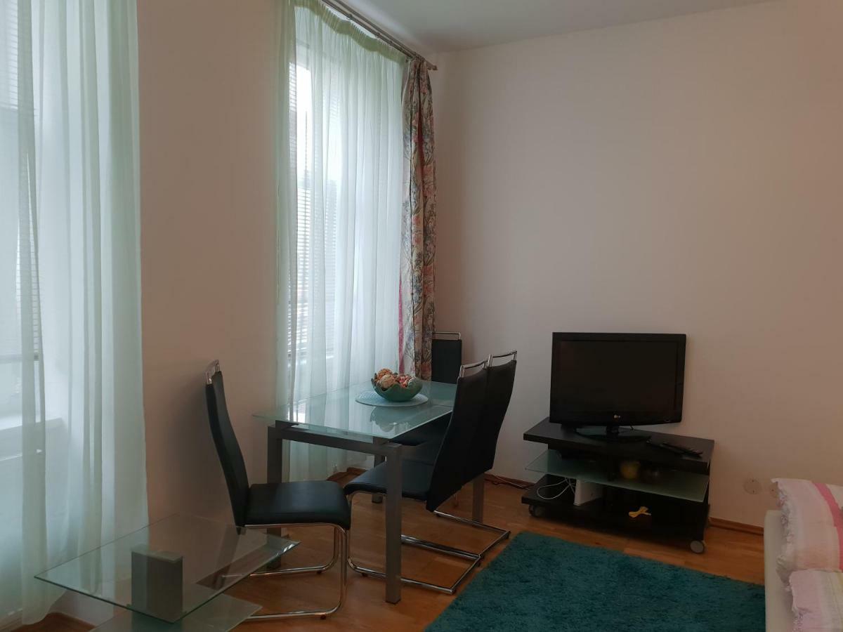 Nina Apartment Wina Bagian luar foto